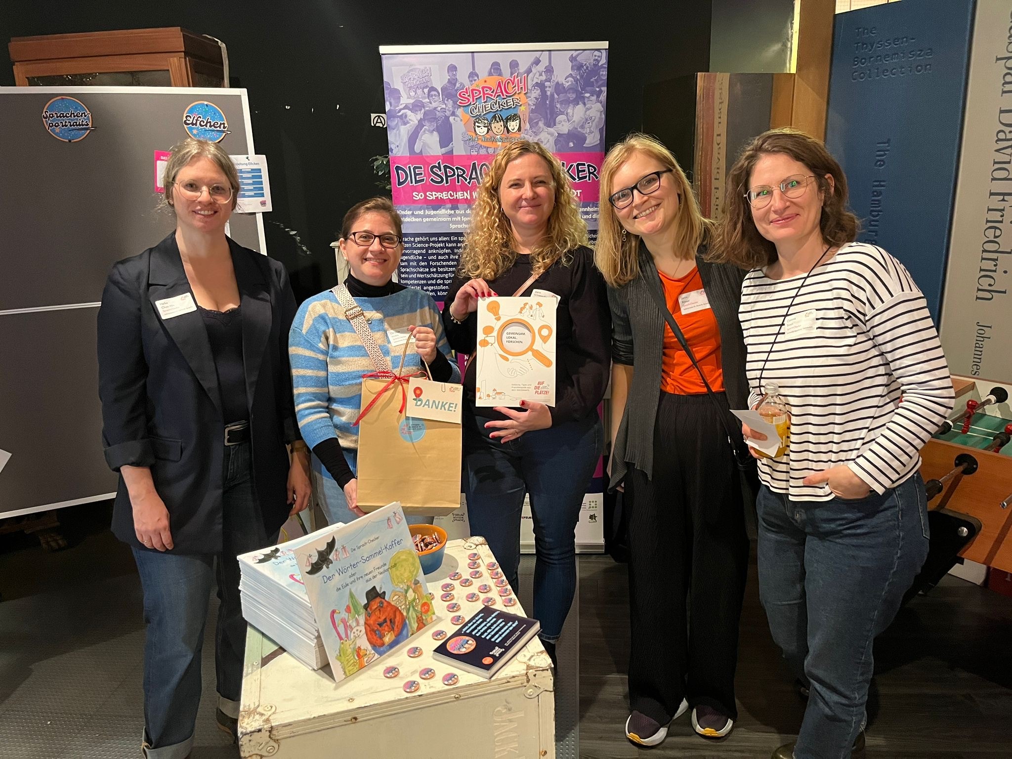 Sprach-Checker-Team beim Netzwerkabend des Forums Citizen Science 2024 (von links nach rechts): Heike Chan Hin (IDS), Christine Möhrs (IDS), Elena Schoppa-Briele (IDS), Janin Rössel (IDS), Corinna Braun (TransforMA)