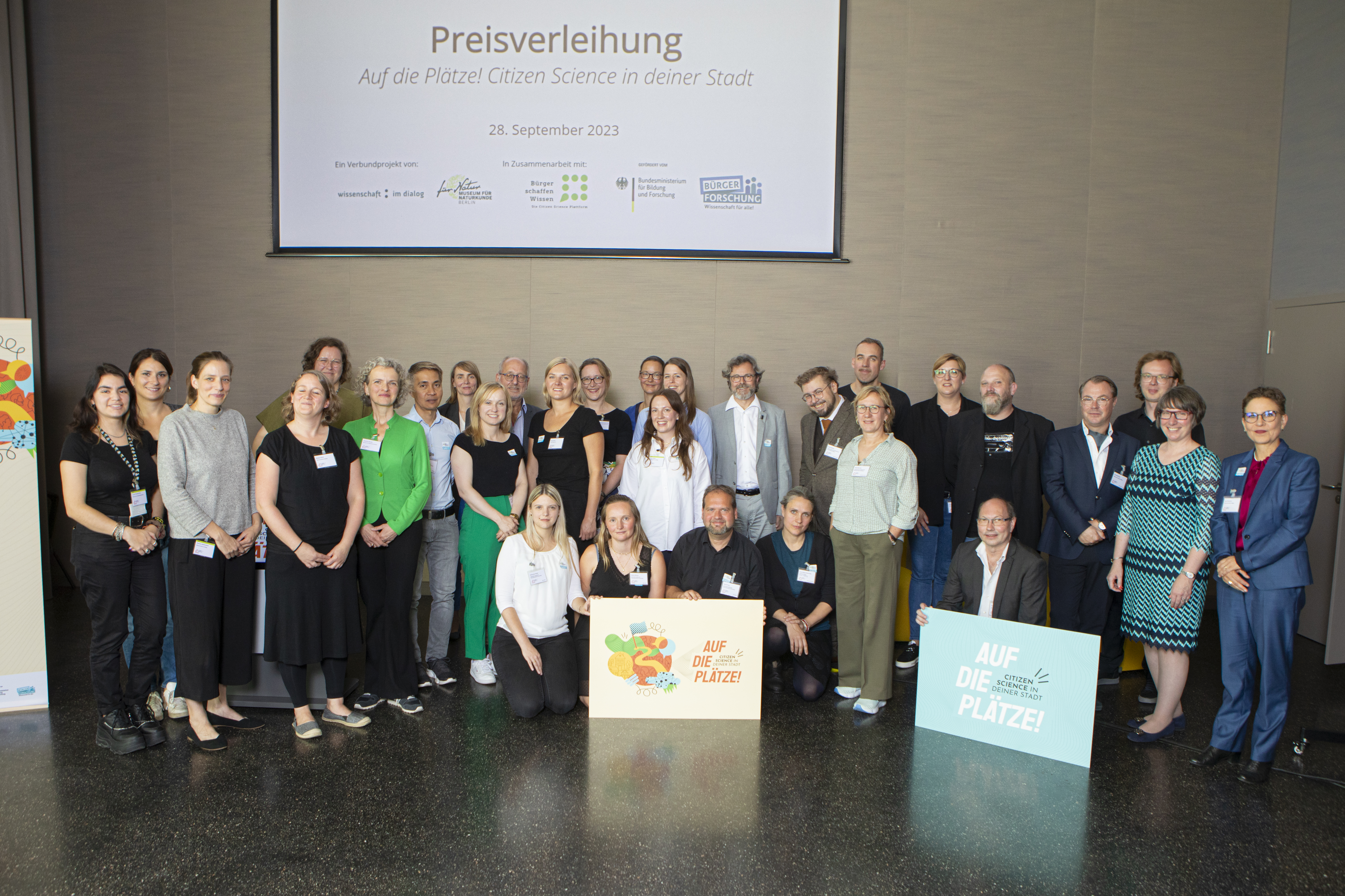 Die Preisträger:innenprojekte der zweiten Wettbewerbsrunde stehen gemeinsam mit Jurymitgliedern und dem Projektteam bei der Preisverleihung am 28. September 2023 zum Gruppenbild zusammen.