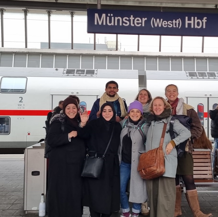 Das Projektteam steht zum Gruppenfoto auf dem Bahnsteig am Münsterer Hbf