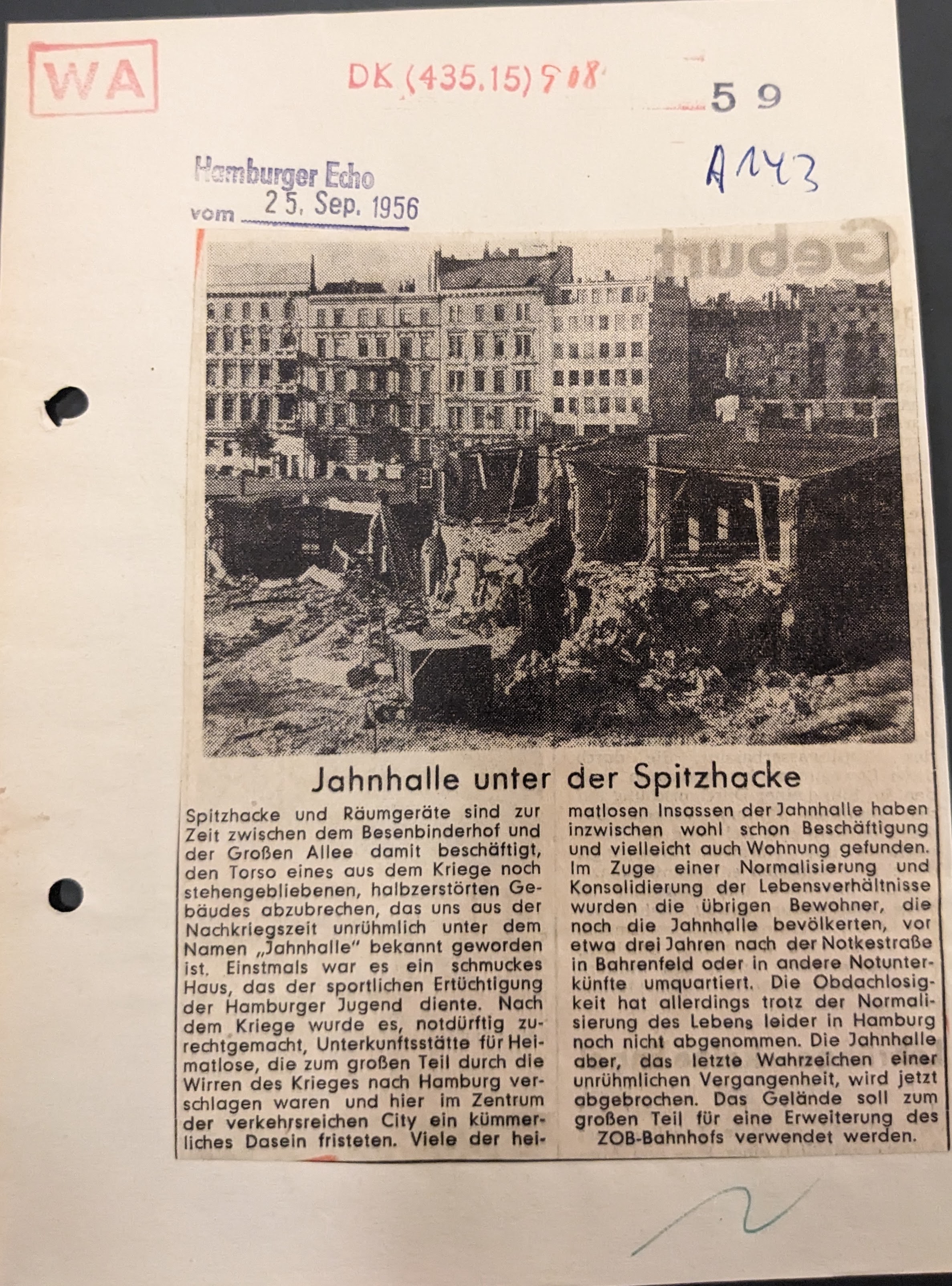 Foto eines archivierten Zeitungsausschnitts über die Jahnhalle