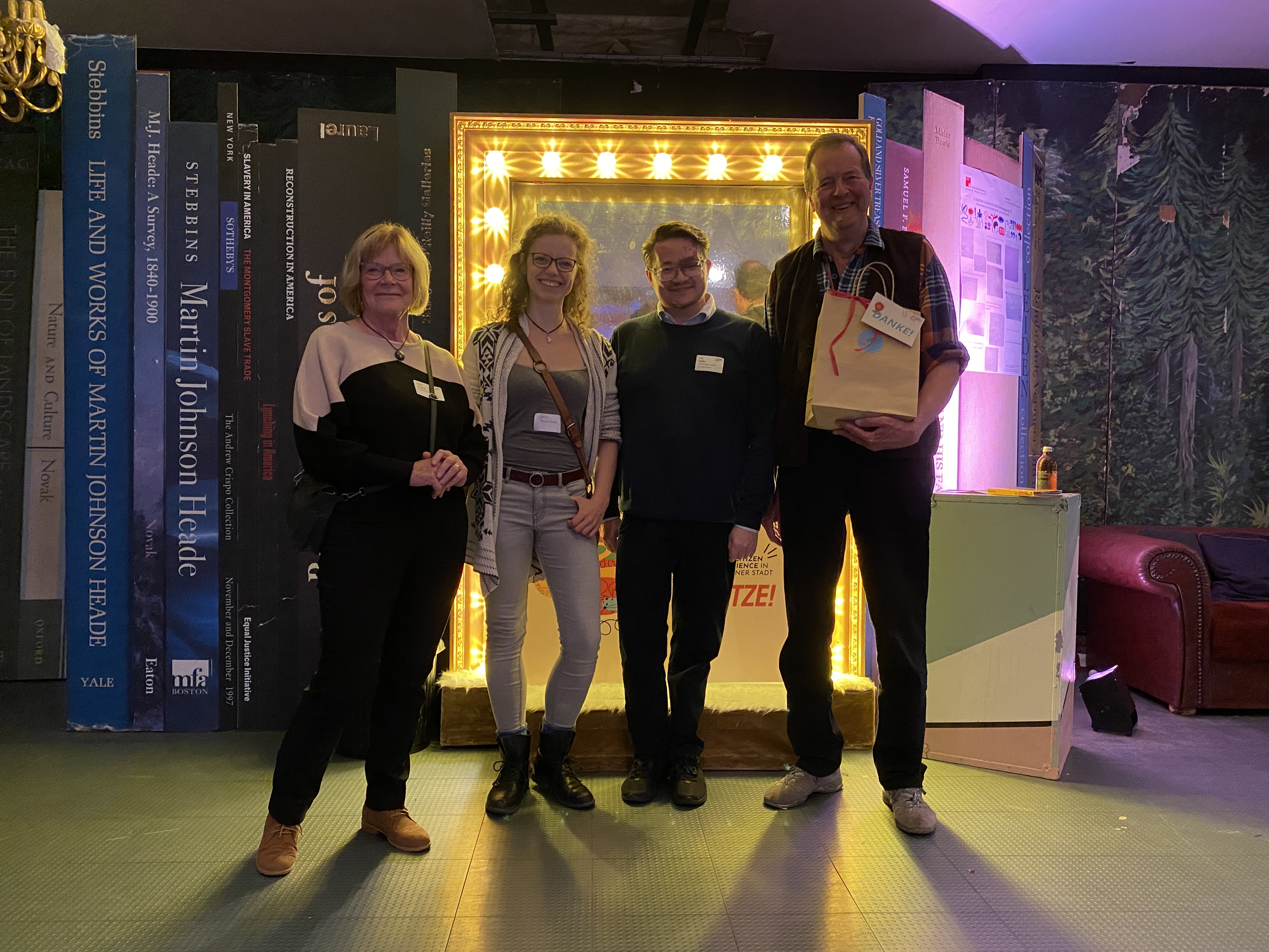 Foto des Projektteams. Von links nach rechts: Citizen Scientist Heidi Leuteritz, Theaterpädagogin Janina Blohm-Sievers, Historiker Nils Steffen und Projektleiter Stephan Kaiser